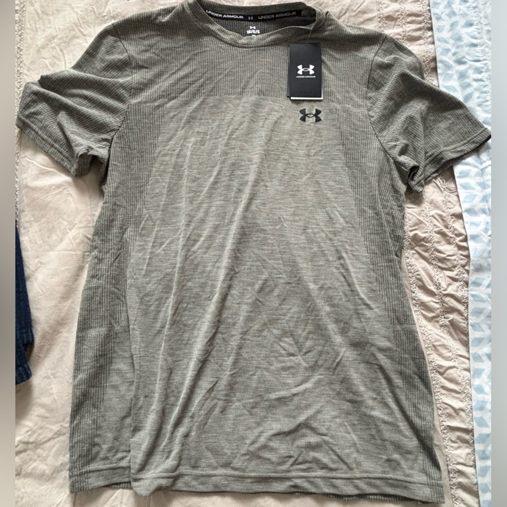 NWT Under Armour seamless workout tee Large Gray